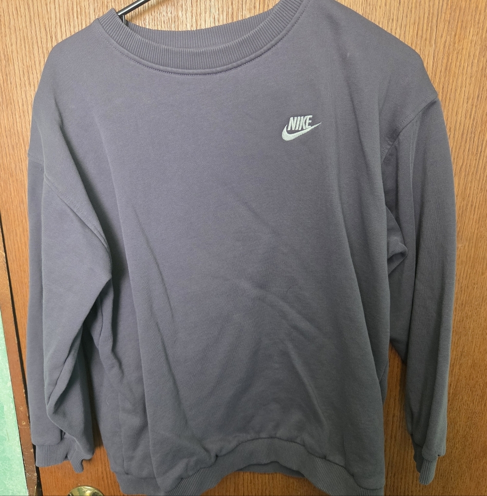Nike Pullover Sweatshirt in Dusty Purple